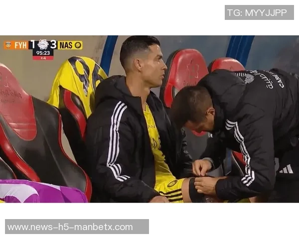 C罗因身体不适被替换下场替补席上接受冰敷治疗希望无大碍 C罗因身体不适被替换下场替补席上接受冰敷治疗希望无大碍